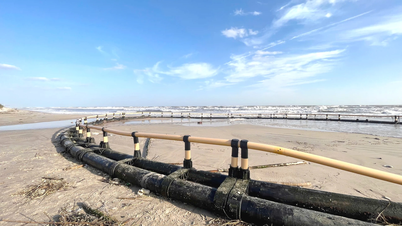 ভিন হোয়াং কমিউনে একটি জলজ পালনের ভেলা উপকূলে ভেসে বেড়াতে দেখা গেছে।