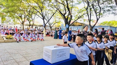 La Gi dan Ham Tan menderma hampir 400 juta VND untuk menyokong orang ramai di kawasan yang dilanda banjir.