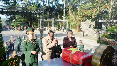 Upacara peringatan, penyerahan jenazah syuhada ke kampung halaman dan pemberian hadiah kepada 21 ibu Vietnam yang heroik