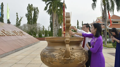 Delegasi Vietnam Fatherland Front of Ho Chi Minh City melawat Perkuburan Martir Ba Ria - Vung Tau
