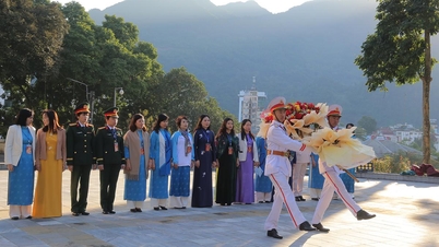 Delegația Uniunii Provinciale a Femeilor a oferit flori și tămâie în memoria președintelui Ho Și Min, precum și a eroilor și martirilor.