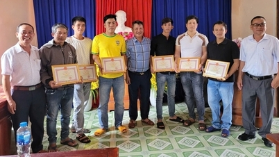 មនុស្ស​ជា​ច្រើន​បាន​ទទួល​រង្វាន់​ភ្លាមៗ​សម្រាប់​ការ​ជម្នះ​គ្រោះ​ថ្នាក់​ដើម្បី​សង្គ្រោះ​មនុស្ស​ក្នុង​គ្រោះ​ទឹក​ជំនន់។