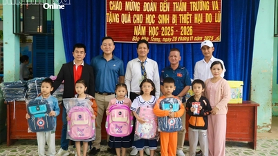 Donarea de ghiozdane, caiete și pixuri elevilor din zonele afectate de inundații