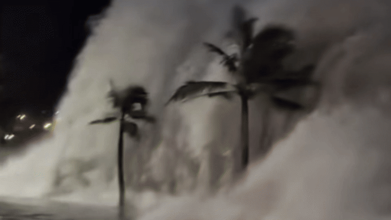 Vlny v Nha Trangu srážejí chodce