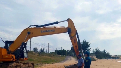 Urgently clean up sand filling the coastal road of Phan Ri Cua
