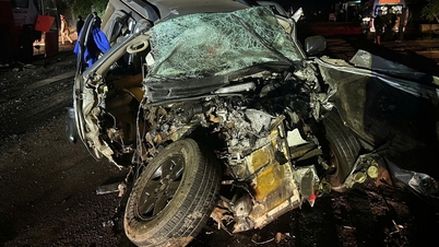 Bagian depan mobil hancur total setelah bertabrakan langsung dengan bus malam di Jalan Raya Nasional 14.