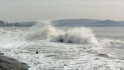 Lâm Đồng: Biển động, nhiều người dân vẫn thản nhiên bơi lội