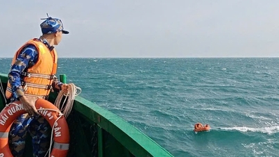 ทัพเรือภาค 5 ช่วยเหลือ 2 ชาวบ้านลอยเคว้งกลางทะเลนานหลายชั่วโมง