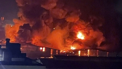 Slukker en stor brann på en bleie- og papirfabrikk i Bac Ninh