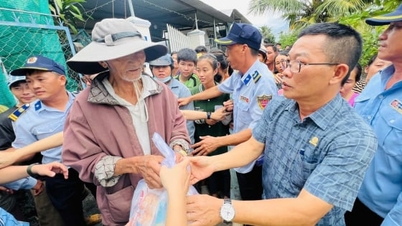 Khanh Hoa Salanganes Nest compartilha e apoia vítimas de enchentes para que superem as dificuldades.