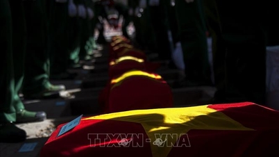 Upacara peringatan dan pemakaman jenazah para martir di Quang Tri