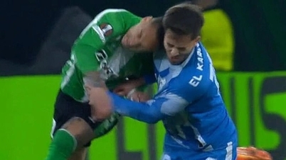 Controverse: Antony ontsnapt aan een rode kaart na een kopstoot die zijn tegenstander knock-out sloeg