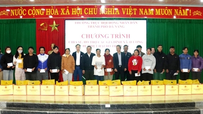 ダナン市人民評議会の代表団はアヴオン村の人々に贈り物を贈呈した。