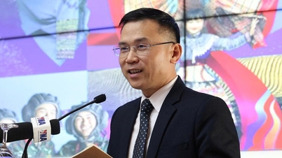 Ζήστε τα μεγάφωνα και τον μαζικό γάμο στη λίμνη Hoan Kiem για να νιώσετε «Χαρούμενο Βιετνάμ»