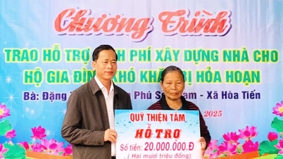 Die Gemeinde Hoa Tien stellte 180 Millionen VND zur Verfügung, um bedürftige Familien nach dem Brand beim Hausbau zu unterstützen.