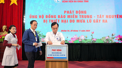 Загальна лікарня Куанг Трі: пожертвувала майже 252 мільйони донгів на підтримку постраждалих від повені людей
