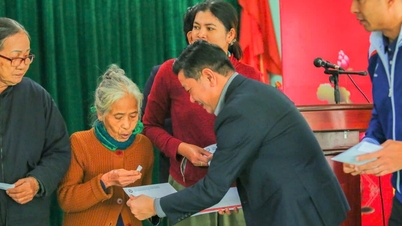 SHB Da Nang gir gaver til folk i Ha Nha og Thuong Duc kommuner som er rammet av flom