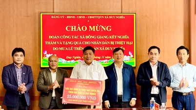 Komune Dong Giang menyokong penduduk komune Duy Nghia dan Dien Ban Tay untuk mengatasi akibat banjir.