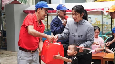 "Folk ger det till mig, jag behöver det inte än så jag delar det med mina landsmän i centrala Vietnam"