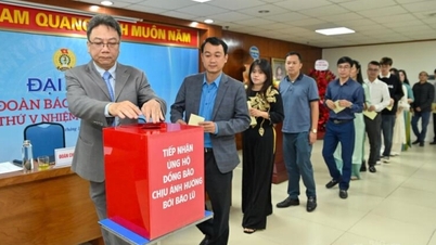 คณะกรรมการพรรค กระทรวงอุตสาหกรรมและการค้า ระดมความช่วยเหลือให้ประชาชนในพื้นที่ประสบภัยน้ำท่วม