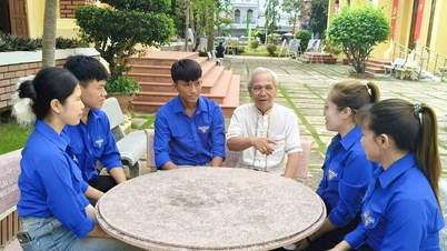 チャムの宗教高官は安全と秩序の維持に貢献している