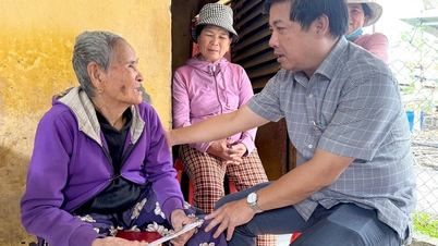 Provincial Party Secretary Luong Nguyen Minh Triet visited families affected by floods in Tuy An Nam commune.