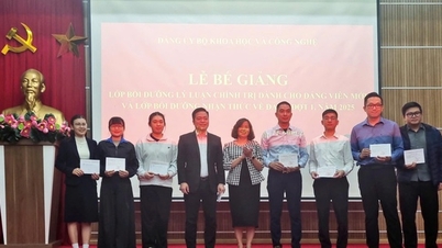 Upacara penutupan kelas pelatihan kesadaran Partai dan kelas pelatihan teori politik untuk anggota Partai baru