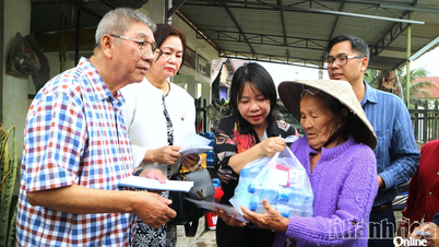 Ngày 28-11: Báo và Phát thanh,Truyền hình Khánh Hòa trao 400 phần quà cho người dân; 20.000 cuốn vở, 2.880 bút chì cho học sinh bị ảnh hưởng bởi mưa lũ