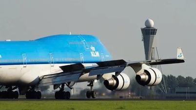 Το αεροπλάνο τροχοδρομούσε όταν η πόρτα εξόδου κινδύνου άνοιξε ξαφνικά: Απροσδόκητη αιτία