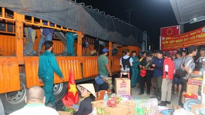 Ônibus de caridade que partem de Tay Ninh viajam durante a noite para a região central.