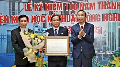 IAS slaví 100. výročí a získává Medaili práce první třídy