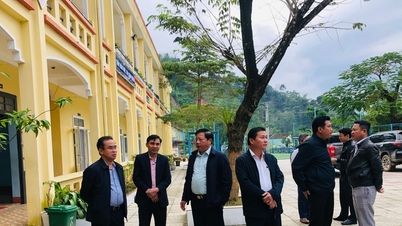 Le vice-président du Comité populaire de la ville de Da Nang, Tran Anh Tuan, travaille avec les communes des hauts plateaux.