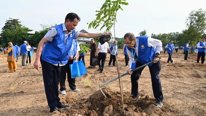 500 Ho Si Minh-városi küldött fogott össze, hogy elültessék a „Nagy Egységkertet”.
