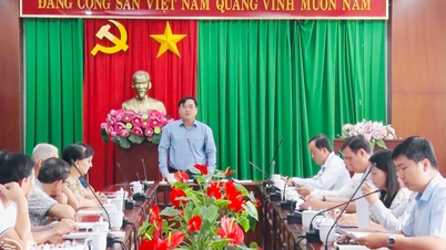 Tran Bien Mahallesi Parti Komitesi Sekreteri, arazi kullanım hakkı sertifikalarının verilmesi konusunda vatandaşları kabul etti