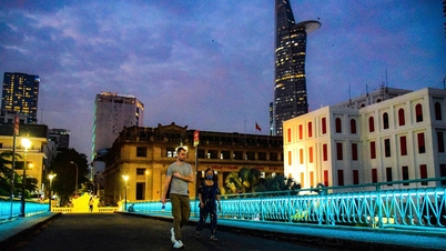 جسر قوس قزح الذي يبلغ عمره 132 عامًا مع المتحف وبيت الأطفال بالمدينة يتألقان في الليل