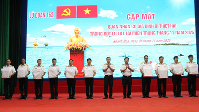 ກອງພົນ 162, ທະຫານເຮືອເຂດ 4 ໄດ້ພົບປະກັບທະຫານ ແລະ ຊ່ວຍເຫຼືອປະຊາຊົນທີ່ໄດ້ຮັບຜົນກະທົບຈາກໄພນໍ້າຖ້ວມ.