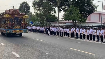 סצנה מרגשת של יותר מ-1,300 תלמידים קדים קדה לשלום מסגן המנהל