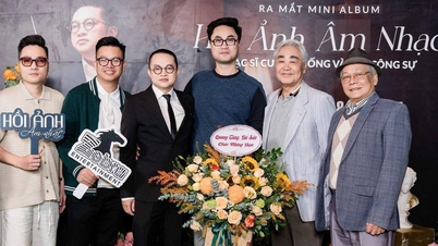 Folkets konstnär Quang Tho beundrar pianisten Cuong Tong