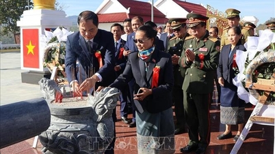 Inhuldiging van het Laos-Vietnam Combat Alliance Memorial in de provincie Xaysomboun