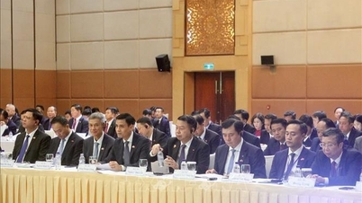 ທ່ານ​ຮອງ​ນາ​ຍົກ​ລັດ​ຖະ​ມົນ​ຕີ ຫງວຽນ​ຊິງ​ຮູ່ງ ພ້ອມ​ກັບ​ທ່ານ​ຮອງ​ນາ​ຍົກ​ລັດ​ຖະ​ມົນ​ຕີ ບຸ່ຍ​ແທງ​ເຊີນ ເຂົ້າ​ຮ່ວມກອງ​ປະ​ຊຸມ​ຮ່ວມ​ມື ແລະ ພັດ​ທະ​ນາ​ແຂວງ​ຊາຍ​ແດນ ຫວຽດ​ນາມ - ກຳ​ປູ​ເຈຍ ຄັ້ງ​ທີ 13 ແລະ ການ​ເຄື່ອນ​ໄຫວ​ສອງ​ຝ່າຍ ຢູ່ ພະ​ນົມ​ເປັນ, ປະ​ເທດ ກຳປູເຈຍ ແຕ່​ວັນ​ທີ 27 – 29/11/2025.