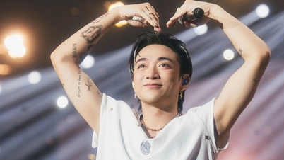 SOOBIN choked up and burst into tears when he appeared after the noise of fans demanding a ticket refund.