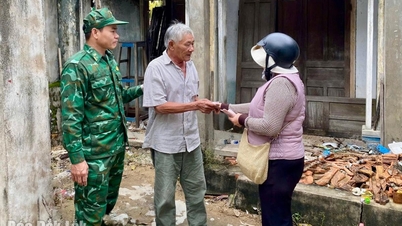 A Xuan Dai határőrség 60 ajándékot adott át az árvíz sújtotta háztartásoknak.