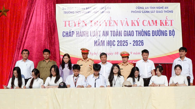 نقطة مضيئة في حركة "جميع الناس يحمون الأمن الوطني" في مدرسة هوينه ثوك خانج الثانوية