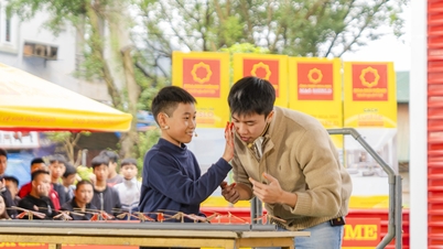 디에우 니와 롱 부는 고아들을 위해 1억 VND를 모금하는 데 기여했습니다.