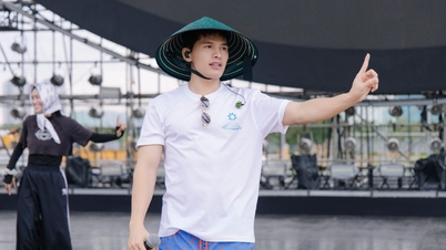 Após o sucesso da noite musical, que contou com a presença de quase 10.000 espectadores, Quoc Thien visitou os túmulos de seus pais.