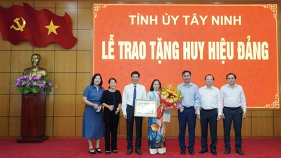 Tay Ninh, personel çalışmalarına ilişkin kararı açıkladı ve 30 yıllık Parti üyelik rozetini taktı.