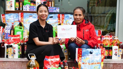 লাইফস্টার্ট ফাউন্ডেশন বন্যায় ক্ষতিগ্রস্ত মানুষদের অনেক উপহার দিচ্ছে