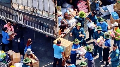 „Für alle“-Wohltätigkeit: Eine lange Kolonne von Hilfsfahrzeugen setzt sich in Richtung des Überschwemmungszentrums Phu Yen fort.