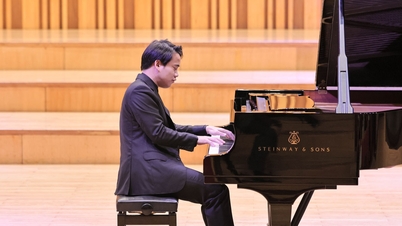 Pianis Nguyen Viet Trung membawa penonton ke dunia romantis yang dipenuhi Chopin.