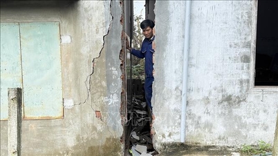 Evakuasi warga dari daerah longsor, bawa perahu ke tempat berlabuh yang aman untuk menghindari badai nomor 15